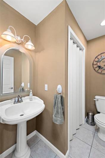 1ST FL POWDER ROOM