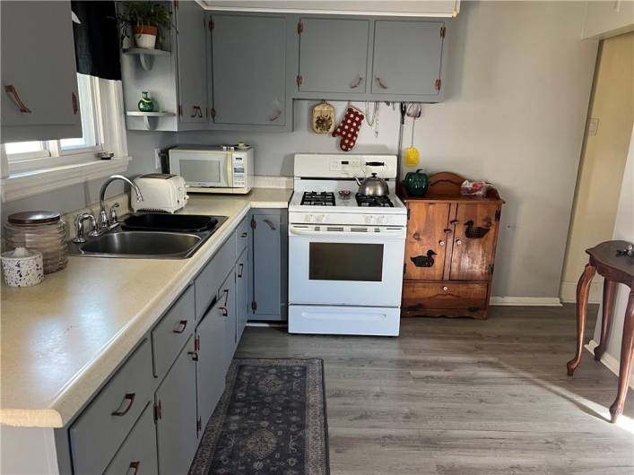 Open floor plan from kitchen to the dining room