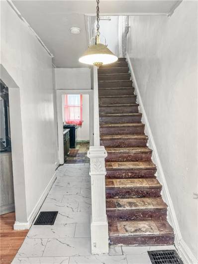 Large entryway w/high ceilings, original main staircase/banister!