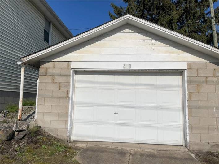 Oversized 1 car garage