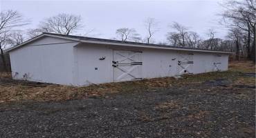 2 stall horse barn with tact room.