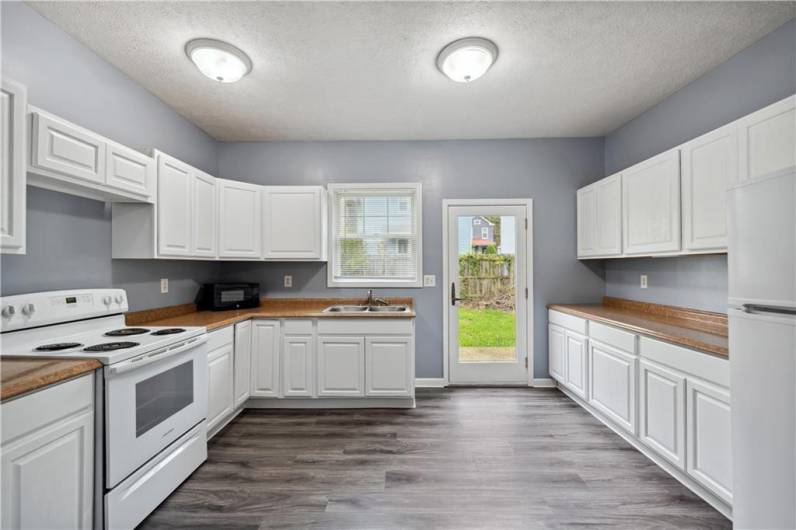 The chef in the family will delight in cooking in this fabulous kitchen!