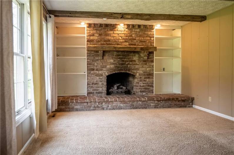 GAS FIREPLACE WITH RECESSED LIGHTING