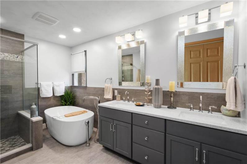 SHOWSTOPPER RECENTLY UPDATED MASTER BATH.