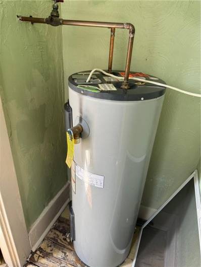 Hot water tank