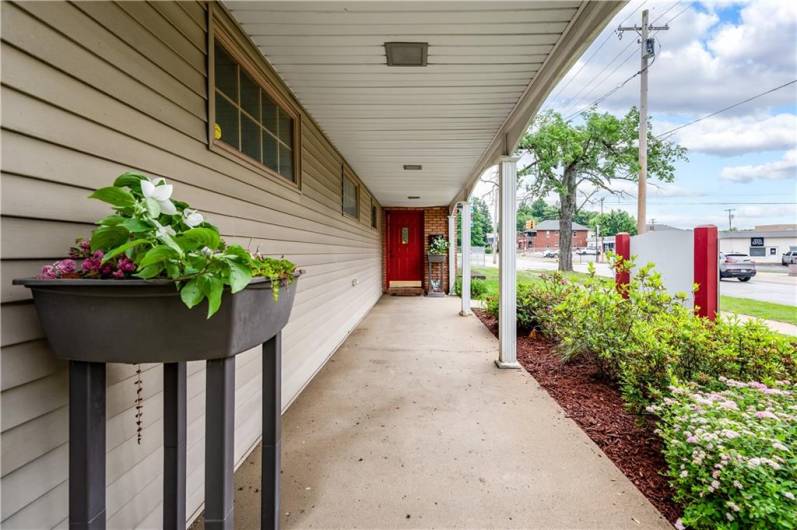 Covered front porch/entrace