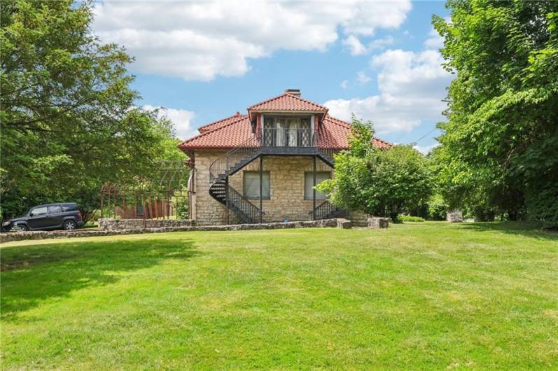 CARRIAGE HOUSE