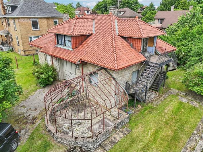 CARRIAGE HOUSE
