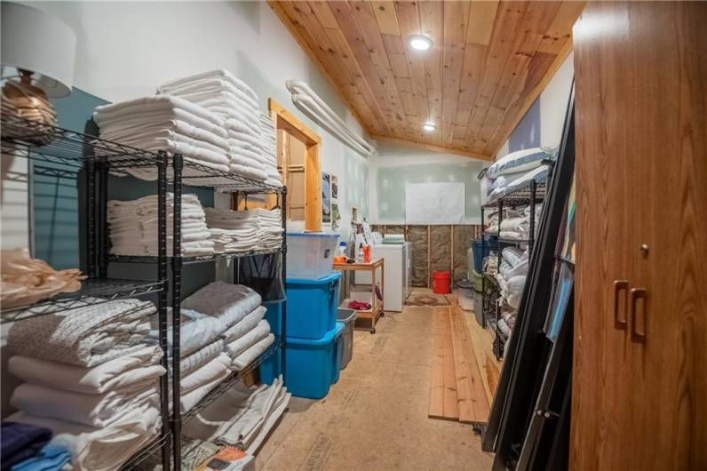 Laundry, linen and storage room in Bath house