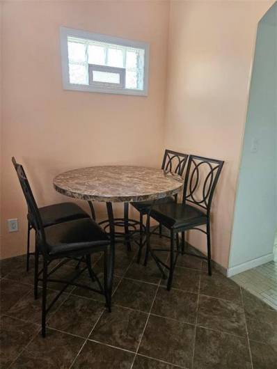 Kitchen dinette (400 side)