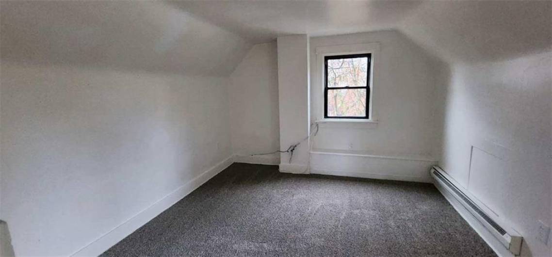 2nd Bedroom: New carpet & freshly painted.