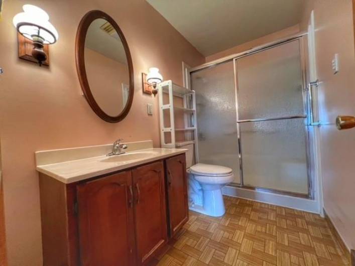 907 S. Cascade St., Bathroom