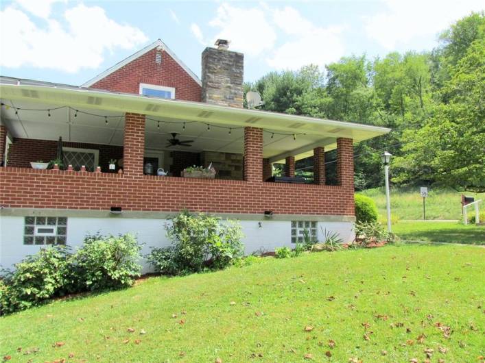 This is the side of the house along the driveway...plenty of parking for all your guests!