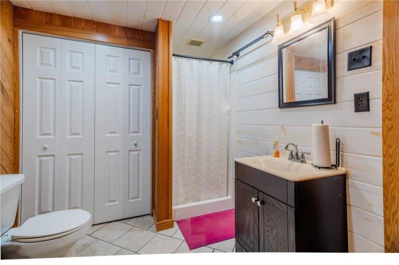 Apartment attached-large full bathroom