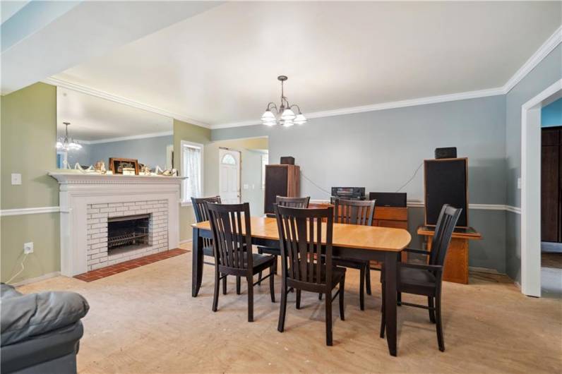 Diningroom with deco fireplace