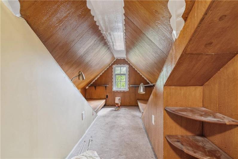 Third bedroom has an area for two beds,Cool!!