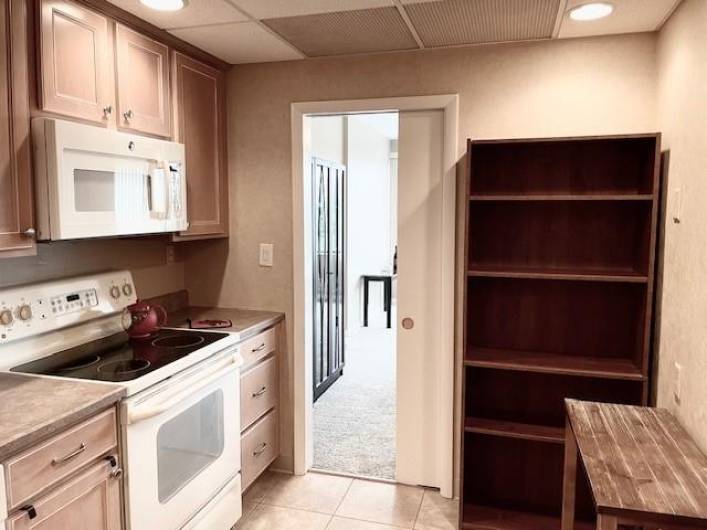 Kitchen with smooth top stove