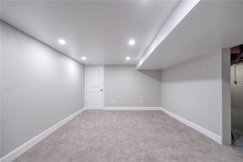 LOWER LEVEL BONUS ROOM/GAME ROOM/FLEX SPACE. LIGHT BRIGHT AND COMFORTABLE. WALL TO WALL CARPETING AND RECESSED LIGHTING. SMALL CLOSET AS WELL. APPROX. SIZE 15'X11'.