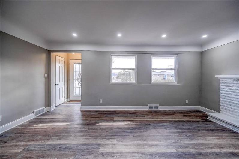 LIGHT BRIGHT LIVING ROOM WITH RECESSED LIGHTING AND PLENTY OF NATURAL LIGHT. LUXURY VINYL FLOORING. APPROX. SIZE 17'X12'.