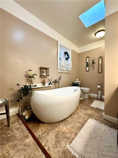 2nd Floor Bathroom w/ Luxury Bath Tub