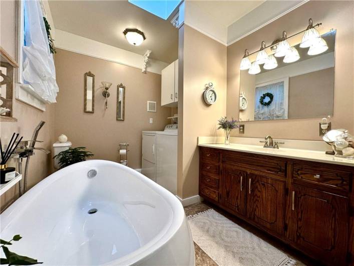 2nd Floor Bathroom w/ Luxury Bath Tub