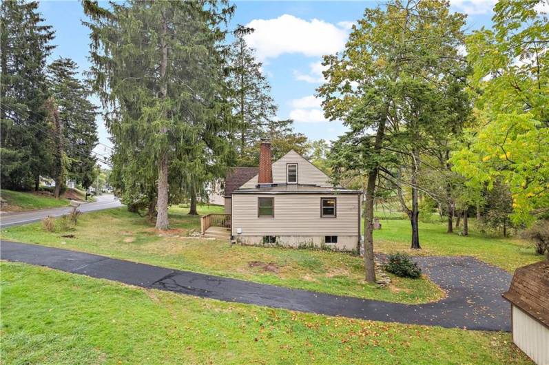 The driveway can accomodated numerous guests.