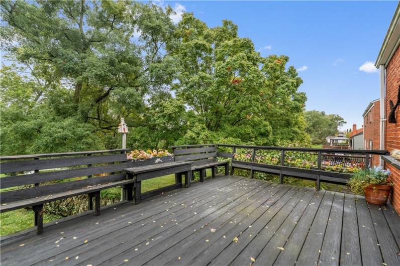 Take the party outside onto this deck with built-in seating