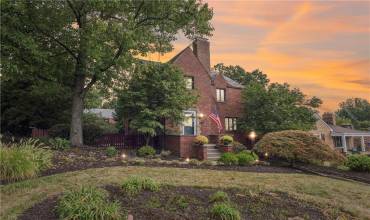 489 Parkview Dr, Pittsburgh, PA 15243, 3 Bedrooms Bedrooms, 7 Rooms Rooms,2.2 BathroomsBathrooms,Residential,For Sale,Parkview Dr,1676638