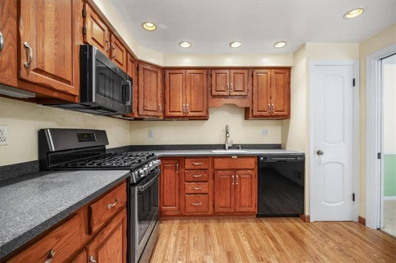 The fully equipped kitchen includes all of the appliances