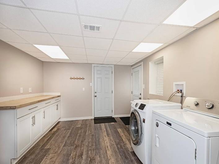 Laundry room with plenty of storage