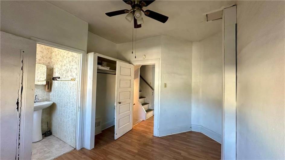 513 2nd Floor Bonus Room/Bedroom w/1/2 Bath