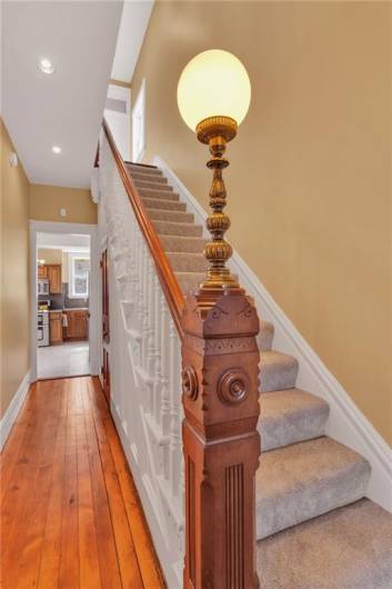 Detailed newel post light