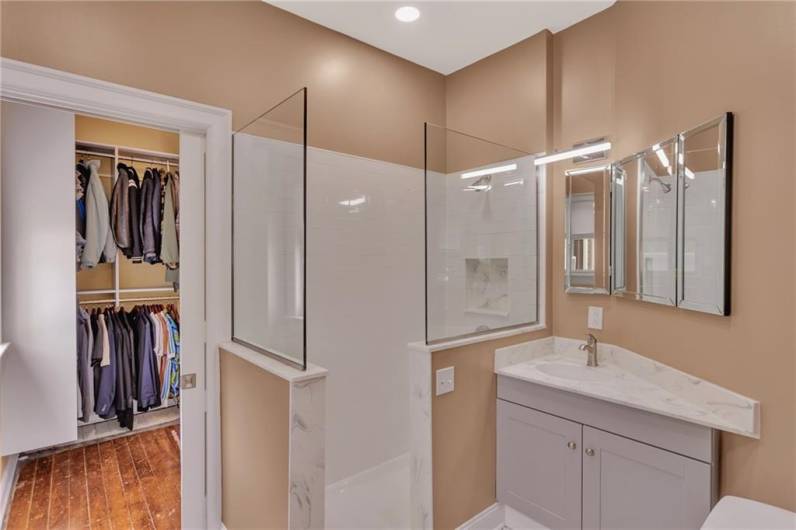 En-suite bathroom with walk-in closet