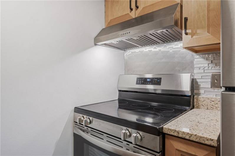Cooking is made easy with the special air fryer feature in this brand new oven.