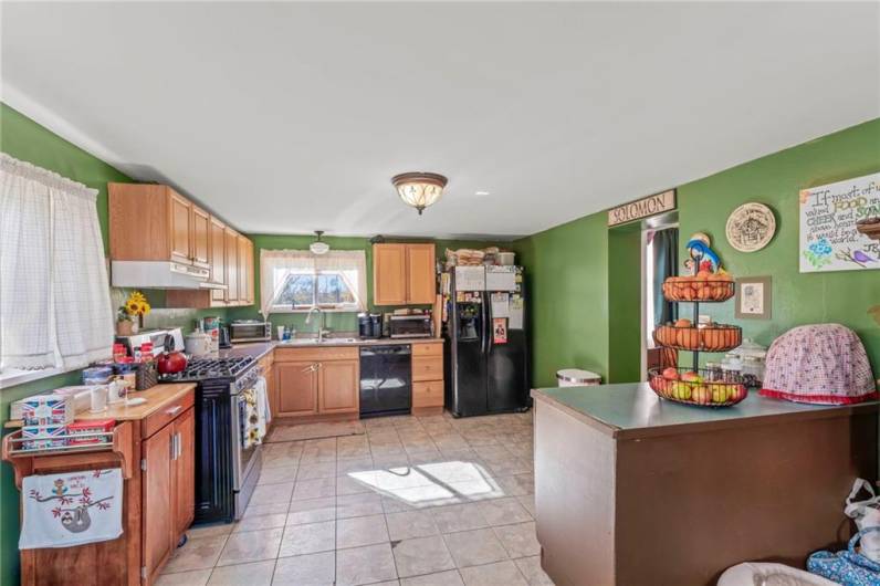 spacious kitchen with peninsula