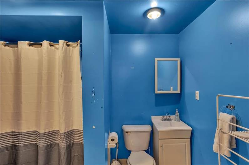 Full bath with tub/shower combo in Apartment # .