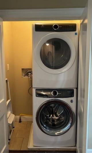 Convenient 2nd floor washer and dryer.