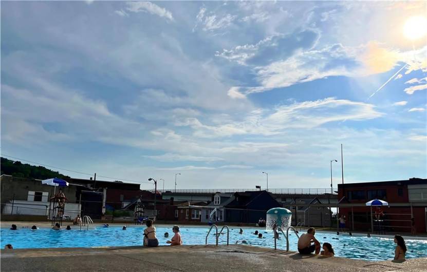 This summer 2025, take advantage of the easy access to the pool, ideal for relaxing or swimming laps during adult swim hours. Enjoy all the benefits of a pool without the maintenance—just grab your towel and head out!