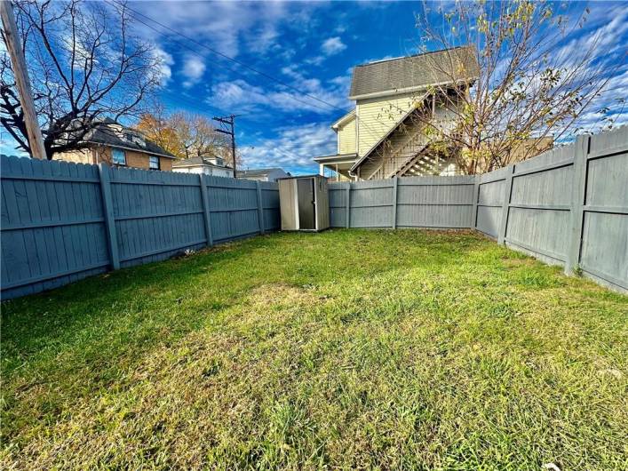 Level yard/Fenced