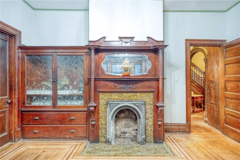 DECORATIVE FOREPLACE IN THE DININGROOM.