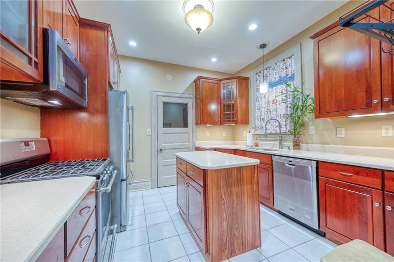 LOOK AT THIS STUNNING KITCHEN.