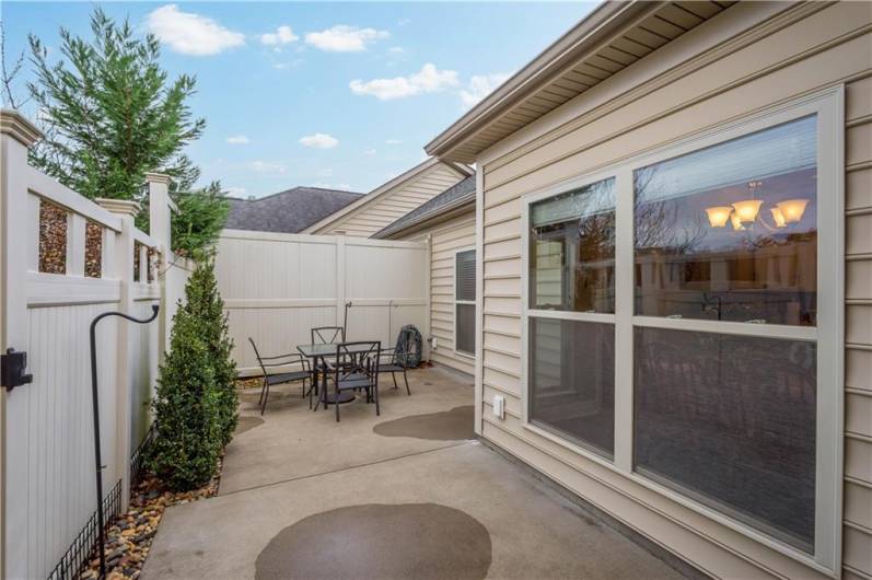 527 FAIR MEADOW DR. SPACIOUS PATIO FOR ENTERTAINMENT AND GARDENING.