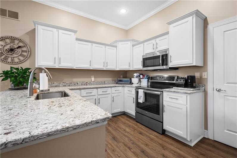 527 FAIR MEADOW DR. STAGGERED CABINETS AND NEWER FLOORING.