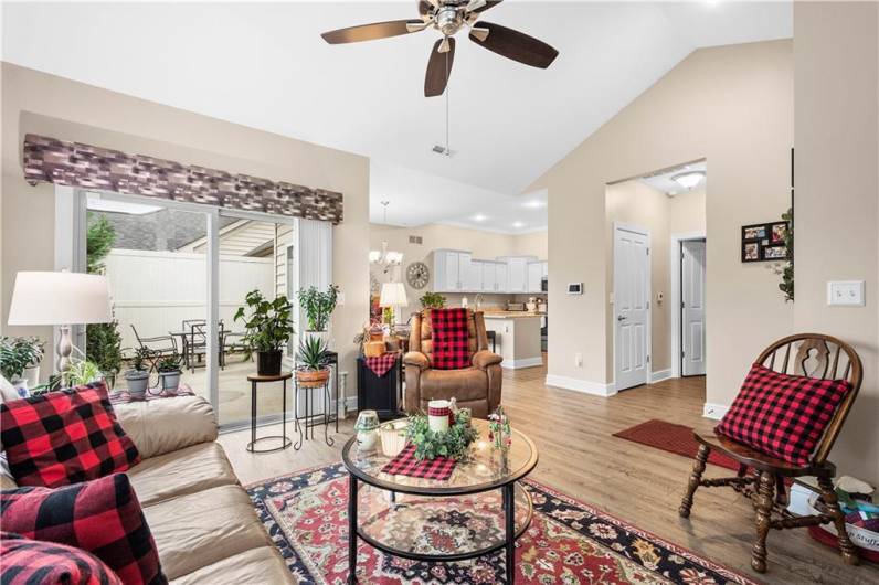 527 FAIR MEADOW DR. OPEN CONCEPT FLOORPLAN. VIEW FROM LIVING ROOM INTO THE KITCHEN.