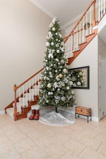 2 story foyer ready to enjoy the holidays