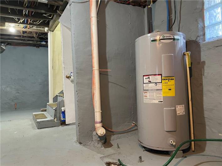 40 gallon electric hot water tank. installed in 2022