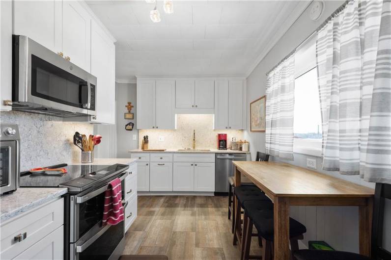 Double oven to make cooking and baking a breeze!