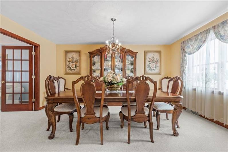 Formal Dining Room - Excellent space for gatherings