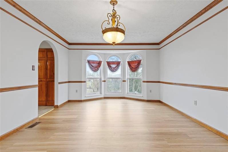 Beautiful windows in the dinning room overseeing the backyard.