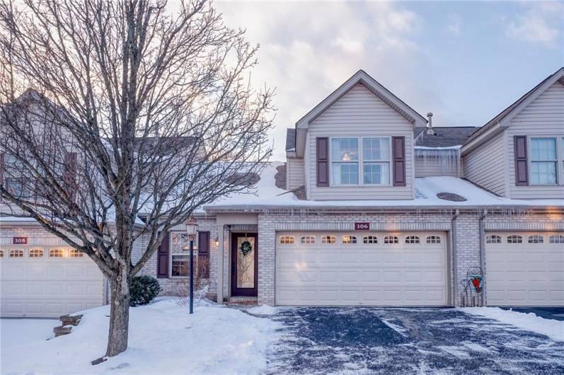 Low-Maintenance single-floor living on a dead-end street!